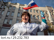 :Женщина в форме медицинского работника размахивает российским триколором у здания  Министерства здравоохранения РФ на Неглинной  улице в центре города Москвы во время пикета, Россия (2018 год). Редакционное фото, фотограф Николай Винокуров / Фотобанк Лори