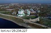 Троицкий собор в Псковском кремле солнечным октябрьским днем (аэросъемка). Псков, Россия (2018 год). Редакционное видео, видеограф Виктор Карасев / Фотобанк Лори