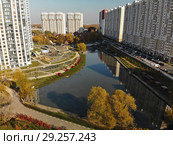 Modern residential buildings near pond Levoberezhny in Khimki, Russia (2018 год). Стоковое фото, фотограф Володина Ольга / Фотобанк Лори