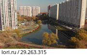 Modern residential buildings near pond Levoberezhny in Khimki, Russia. Стоковое видео, видеограф Володина Ольга / Фотобанк Лори