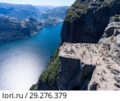 Гигантская плоская скала кафедра Проповедника (Preikestolen) над фьордом Lysefjorden. Preacher's Pulpit or Preacher's Chair, Forsand, Норвегия (2018 год). Стоковое фото, фотограф Кекяляйнен Андрей / Фотобанк Лори