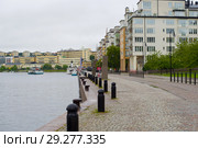 Пасмурный день на набережной Norra Hammarbyhamnen. Современный Стокгольм, Швеция (2016 год). Редакционное фото, фотограф Виктор Карасев / Фотобанк Лори
