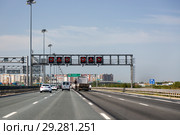 Автомобильная трасса Е 105 в Санкт-Петербурге. Табло переменной информации: "Внимание, ограничение скорости". (2018 год). Редакционное фото, фотограф V.Ivantsov / Фотобанк Лори