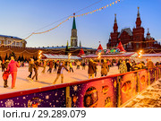 Праздник Рождества и Нового Года на ГУМ-катке на Красной площади. Москва, Россия. (2018 год). Редакционное фото, фотограф Владимир Устенко / Фотобанк Лори