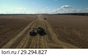 Хлеборобы. Комбайны убирают зерно. Вид с воздуха. Grain grower. Combines harvesting grain. Aerial view. Стоковое видео, видеограф Евгений Романов / Фотобанк Лори