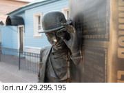 Скульптура «Филёр, следящий за шалопаем» на улице Георгиевская. Город Владимир (2018 год). Редакционное фото, фотограф Александр Лычагин / Фотобанк Лори