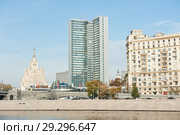 Здание Правительства Москвы  - здание-книжка и сталинская высотка на Кудринской площади. Осенний день. Москва (2018 год). Редакционное фото, фотограф E. O. / Фотобанк Лори