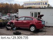 Рабочий шиномонтажа меняет колёса в Балашихе на улице Мира (2018 год). Редакционное фото, фотограф Дмитрий Неумоин / Фотобанк Лори
