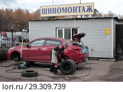 Шиномонтаж в Балашихе на улице Мира (2018 год). Редакционное фото, фотограф Дмитрий Неумоин / Фотобанк Лори