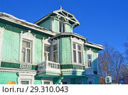 Россия, город Архангельск, проспект Чумбарова-Лучинскоого вечером.  Фрагмент дома  А. С. Чудинова, построен в 1904 г., восстановлен в 1989 году (2018 год). Стоковое фото, фотограф Овчинникова Ирина / Фотобанк Лори