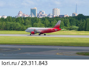 Самолет Airbus A319-114 (VP-BIU) авиакомпании "Россия" на взлетной полосе аэропорта Пулково. Санкт-Петербург (2018 год). Редакционное фото, фотограф Виктор Карасев / Фотобанк Лори