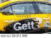 Желтое Gett-такси в дождь (2018 год). Редакционное фото, фотограф Victoria Demidova / Фотобанк Лори