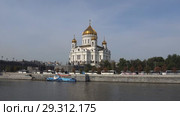 Прогулочный кораблик причаливает к причалу на Пречистенской набережной у  храма Христа Спасителя. Москва (2018 год). Редакционное видео, видеограф Виктор Карасев / Фотобанк Лори