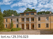 Гофмейстерский (Кавалерский) корпус. Дворец герцога Максимилиана Лейхтенбергского. Дворцово-парковый ансамбль Сергиевка. Петергоф. Санкт-Петербург (2018 год). Редакционное фото, фотограф Румянцева Наталия / Фотобанк Лори