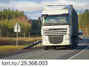 Магистральный тягач DAF XF105 с прицепом на трассе облачным днем (2018 год). Редакционное фото, фотограф Виктор Карасев / Фотобанк Лори