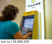 Клиент пользуется офисом самообслуживания банка Тинькофф (2018 год). Редакционное фото, фотограф Вячеслав Палес / Фотобанк Лори