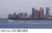 Coastal skyscrapers of Jumeirah district in Dubai in the evening (2018 год). Редакционное фото, фотограф Юлия Машкова / Фотобанк Лори