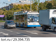 Троллейбус № 13 на улице Академика Королёва в Москве (2015 год). Редакционное фото, фотограф Алёшина Оксана / Фотобанк Лори