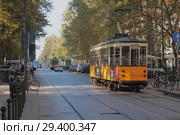 Рельсы и трамвай на улице Корсо-Семпионе (Corso Sempione). Милан, Италия (2018 год). Редакционное фото, фотограф Вадим Хомяков / Фотобанк Лори