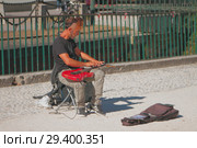 Уличный музыкант. Милан, Италия (2018 год). Редакционное фото, фотограф Вадим Хомяков / Фотобанк Лори