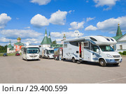 Несколько кемперов германских туристов на парковке у Валдайского Иверского Богородицкого Святоозерского монастыря. Россия (2018 год). Редакционное фото, фотограф Виктор Карасев / Фотобанк Лори