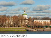 Успенский собор и здание Речного вокзала в Твери (2018 год). Редакционное фото, фотограф Бурмистрова Ирина / Фотобанк Лори