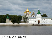 Кострома. Свято-Троицкий Ипатьевский монастырь. Троицкий собор, Архиерейский корпус с надвратной церковью свв. Хрисанфа и Дарии, звонница и колокольня, Водяная башня (2007 год). Стоковое фото, фотограф Дмитрий Щукин / Фотобанк Лори