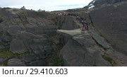 Очередь на Язык Тролля (Trolltunga). Природная достопримечательность в районе Одды (Odda). Норвегия (2018 год). Редакционное видео, видеограф Кекяляйнен Андрей / Фотобанк Лори