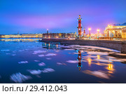 Санкт-Петербург. Вид на Стрелку. Rostral columns on the Strelka of Vasilyevsky Island (2018 год). Редакционное фото, фотограф Baturina Yuliya / Фотобанк Лори