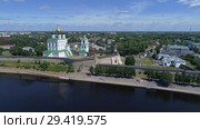 Троицкий собор в Псковском кремле солнечным июньским днем (аэросъемка). Псков, Россия (2018 год). Редакционное видео, видеограф Виктор Карасев / Фотобанк Лори