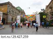 Парящие зонтики в Соляном переулке.Санкт-Петербург. (2018 год). Редакционное фото, фотограф Марина Володько / Фотобанк Лори