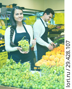 Young woman and man selling fresh fruit. Стоковое фото, фотограф Яков Филимонов / Фотобанк Лори