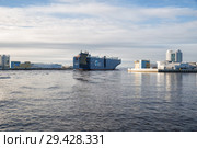 Ship passes through navigation pass S-1 of Saint Petersburg Dam (2018 год). Редакционное фото, фотограф Юлия Бабкина / Фотобанк Лори