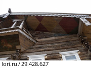 Ноябрь, 2018 - Вельск. Фасадная живопись на деревянном крестьянском доме. Россия, Архангельская область, Вельский краеведческий музей. Редакционное фото, фотограф Яковлев Сергей / Фотобанк Лори