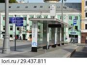 Автобусный терминал 10А ТПУ «Станция метро „Китай-город”». Тверской район. Город Москва (2018 год). Редакционное фото, фотограф lana1501 / Фотобанк Лори