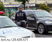 Сотрудник ДПС контролирует дорожное движение (2018 год). Редакционное фото, фотограф Вячеслав Палес / Фотобанк Лори
