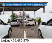 Автомобили стоят перед площадкой проверки транспорта МРЭО ГИБДД города Воронеж (2018 год). Редакционное фото, фотограф Вячеслав Палес / Фотобанк Лори