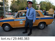 Советский милиционер следит за правопорядком у метро Баррикадная в городе Москве. Реконструкция советского быта в рамках фестиваля "Времена и эпохи" (2018 год). Редакционное фото, фотограф Николай Винокуров / Фотобанк Лори