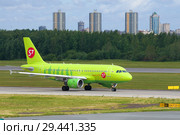 Самолет Airbus A319-100 (VP-BTS)  авиакомпании S7 - Siberia Airlines на рулеженой дорожке аэропорта Пулково летним днем. Санкт-Петербург (2018 год). Редакционное фото, фотограф Виктор Карасев / Фотобанк Лори
