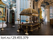 The interior of the Resurrection Cathedral of the Resurrectionwith a copy of the anointing stone from the Church of the Holy Sepulchre in Jerusalem in Israel. New Jerusalem Jerusalem Stauropegic Monastery, Istra, Moscow Region, Russia (2018 год). Редакционное фото, фотограф Наталья Волкова / Фотобанк Лори