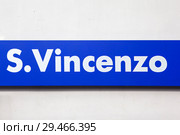 Табличка San Vincenzo (Сан Винченцо). Италия (2018 год). Редакционное фото, фотограф Сергей Афанасьев / Фотобанк Лори