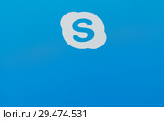Логотип Skype на экране телефона (2018 год). Редакционное фото, фотограф E. O. / Фотобанк Лори
