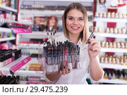 Communicable female seller demonstrating different eyeliners. Стоковое фото, фотограф Яков Филимонов / Фотобанк Лори