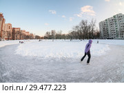 Люди катаются на замерзшем и расчищенном от снега городском пруду. Стоковое фото, фотограф Кекяляйнен Андрей / Фотобанк Лори