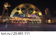 Territory of the amusement and theme park Motiongate at Dubai Parks and Resorts (2018 год). Редакционное фото, фотограф Юлия Машкова / Фотобанк Лори