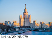Сталинская высотка на Котельнической набережной (2018 год). Стоковое фото, фотограф Алёшина Оксана / Фотобанк Лори