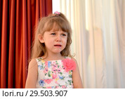 Маленькая  девочка плачет в зале детского сада. Стоковое фото, фотограф Ирина Борсученко / Фотобанк Лори
