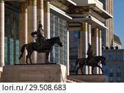 Статуи двух генералов Чингисхана перед зданием администрации в Улан-Баторе (2018 год). Редакционное фото, фотограф Евгений Прокофьев / Фотобанк Лори