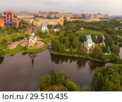 Санкт-Петербург. Вид сверху на храмовый комплекс в парке Городов-Героев (Пулковском парке) (2018 год). Стоковое фото, фотограф Литвяк Игорь / Фотобанк Лори