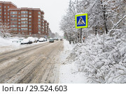 The city road is covered with snow (2018 год). Стоковое фото, фотограф Александр Клёнов / Фотобанк Лори